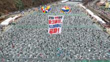 This Jan. 20, 2024, photo provided by the Hwacheon County government office shows visitors to the annual Hwacheon Sancheoneo Ice Festival in Hwacheon, Gangwon Province. (PHOTO NOT FOR SALE) (Yonhap)