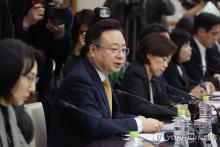 Health Minister Cho Kyoo-hong speaks at a meeting on the medical school quota on Feb. 6, 2024. (Yonhap)