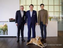 President Yoon Suk Yeol (C) poses for a photo with Netflix co-CEO Ted Sarandos (L) and "Squid Game" star Lee Jung-jae at his presidential residence in Seoul on Feb. 17, 2024, in this photo provided by his office the following day. (PHOTO NOT FOR SALE) (Yonhap)