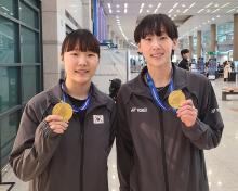 This March 19, 2024, file photo shows South Korean women's badminton doubles team of Baek Hana (L) and Lee So-hee, posing with their gold medals from the All England Open. (Yonhap)