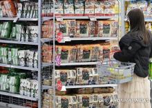 This March 31, 2024, file photo shows a shopper looking at dried seaweed products at a supermarket in Seoul. (Yonhap)