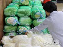 A shopper chooses napa cabbages at a supermarket in Seoul, in this file photo taken April 23, 2024. (Yonhap)