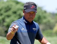 South Korean golfer Choi Kyoung-ju acknowledges the crowd after holing out during the final round of the SK Telecom Open on the KPGA Tour at Pinx Golf Club in Seogwipo, Jeju, on May 19, 2024, in this photo provided by the KPGA. (PHOTO NOT FOR SALE) (Yonhap)