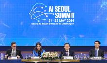 South Korea's Science Minister Lee Jong-ho (2nd from R) delivers an opening speech during the ministerial session of the AI Seoul Summit at the Korea Institute for Science and Technology, co-hosted by South Korea and Britain, in the capital, in this May 22, 2024, file photo. (Yonhap)