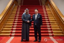 President Yoon Suk Yeol (R) and United Arab Emirates President Mohamed bin Zayed Al Nahyan shake hands after dinner at Cheong Wa Dae in Seoul on May 28, 2024, in this photo provided by the presidential office. (PHOTO NOT FOR SALE) (Yonhap)