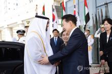 President Yoon Suk Yeol (R) greets United Arab Emirates (UAE) President Mohamed bin Zayed Al Nahyan at thethe presidential office in Seoul on May 29, 2024, ahead of a welcome ceremony for his state visit, in this photo provided by Yoon's office. (PHOTO NOT FOR SALE) (Yonhap)