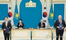 Minister of Trade, Industry and Energy Ahn Duk-geun (L) and Kazakh Minister of Industry and Infrastructure Development of Kazakhstan Kanat Sharlapayev (R) pose for a photo after signing a memorandum of understanding on critical mineral supply chain cooperation partnership at the Kazakhstan presidential palace in Astana on June 12, 2024. President Yoon Suk Yeol (2nd from L) and Kazakh President Kassym-Jomart Tokayev were present at the signing ceremony. (Yonhap)