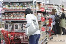 In this file photo, a shopper purchases dried seaweed products at a supermarket in Seoul on July 2, 2024. (Yonhap)