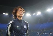 Ulsan HD FC head coach Hong Myung-bo stands in front of his club's supporters following a 1-0 loss to Gwangju FC in their K League 1 match at Munsu Football Stadium in the southeastern city of Ulsan on July 10, 2024. (Yonhap)