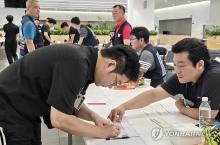 Members of Hyundai Motor Co.'s union vote on a tentative wage deal at the company's factory in Ulsan, 299 kilometers southeast of Seoul, on July 12, 2024, in this photo provided by the union. (PHOTO NOT FOR SALE) (Yonhap)