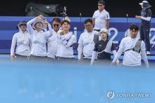 South Korean archers competing at the Paris Olympics take part in a training session at Les Invalides in Paris on July 22, 2024. (Yonhap)