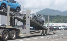 Automobiles for export are transported in Changwon, some 300 kilometers south of Seoul, in this undated file photo. (Yonhap)