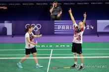 Jeong Na-eun (L) and Kim Won-ho of South Korea celebrate their victory over Seo Seung-jae and Chae Yu-jung of South Korea in the semifinals of the mixed doubles badminton event at the Paris Olympics at La Chapelle Arena in Paris on Aug. 1, 2024. (Yonhap)