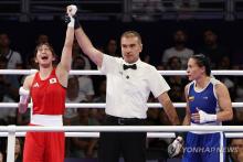 Im Ae-ji of South Korea (L) celebrates after beating Yeni Arias of Colombia in the quarterfinals of the women's 54-kilogram boxing event at the Paris Olympics at North Paris Arena in Paris on Aug. 1, 2024. (Yonhap)