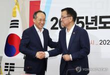 Choo Kyung-ho (L), floor leader of the ruling People Power Party (PPP), greets Finance Minister Choi Sang-mok, who doubles as the deputy prime minister for economic affairs, during a government-PPP meeting on the 2025 budget bill at the National Assembly in Seoul on Aug. 20, 2024. (Yonhap)