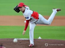 Kia Tigers starter Yang Hyeon-jong pitches against the Lotte Giants during the clubs' Korea Baseball Organization regular-season game at Gwangju-Kia Champions Field in the southern city of Gwangju on Aug. 21, 2024. (Yonhap)