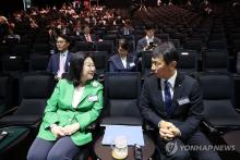 Lee Bok-hyun (R), head of the Financial Supervisory Service, speaks with Kim Eun-mee, president of Ewha Womans University, at a joint conference held at the school in Seoul on Aug. 27, 2024. (Yonhap)