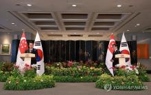 President Yoon Suk Yeol (L) and Singaporean Prime Minister Lawrence Wong attend a joint press conference at the Parliament House in Singapore following their summit on Oct. 8, 2024. (Yonhap)