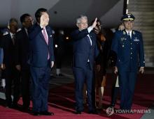 President Yoon Suk Yeol (L) arrives at an air base in Lima, Peru on Nov. 14, 2024 (local time) to attend the Asia-Pacific Economic Cooperation (APEC) summit. (Pool photo) (Yonhap)