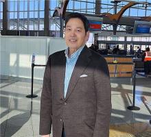 Chung Yong-jin, chairman of South Korean retail conglomerate Shinsegae Group, poses for the press at Hartsfield-Jackson Atlanta International Airport after his meeting with U.S. President-elect Donald Trump on Dec. 21, 2024. (Yonhap)