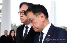 Presidential chief of staff Chung Jin-suk (L) and acting President Choi Sang-mok (R) talk after paying tribute at the Seoul National Cemetery on Jan. 1, 2025. (Pool photo) (Yonhap)