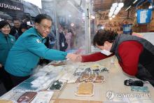 This undated file photo shows acting President Choi Sang-mok visiting a local traditional market in Seoul. (Pool photo) (Yonhap)