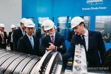 This photo, provided by Doosan Enerbility Co., shows Czech President Petr Pavel (C) inspecting a steam turbine unit at Doosan Skoda Power in Plzen, Czech Republic, on March 26, 2025. (PHOTO NOT FOR SALE) (Yonhap)