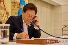 President Lee Jae Myung holds phone talks with Saudi Crown Prince Mohammed bin Salman at his official residence in Seoul on Aug. 13, 2025, in this photo provided by his office. (PHOTO NOT FOR SALE) (Yonhap)