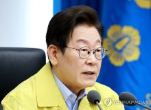 President Lee Jae Myung speaks during a meeting with senior aides and secretaries held at the presidential office in Seoul on Aug. 21, 2025. (Yonhap)