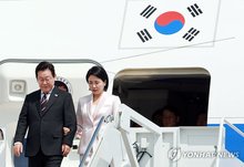 President Lee Jae Myung (L) and first lady Kim Hea Kyung arrive at Joint Base Andrews in Maryland on Aug. 24, 2025 (local time) for a summit with U.S. President Donald Trump the following day. (Yonhap)