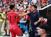 South Korea captain Son Heung-min (L) embraces United States head coach Mauricio Pochettino before their team's friendly match at Sports Illustrated Stadium in Harrison, New Jersey, on Sept. 6, 2025. Pochettino coached Son at Tottenham Hotspur from 2015 to 2019. (Yonhap)