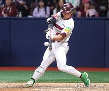 Song Sung-mun of the Kiwoom Heroes hits an RBI double against the LG Twins during a Korea Baseball Organization regular-season game at Gocheok Sky Dome in Seoul, in this Sept. 9, 2025, file photo. (Yonhap)