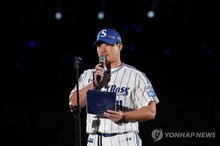 Samsung Lions pitcher Oh Seung-hwan speaks during his retirement ceremony at Daegu Samsung Lions Park in Daegu, 235 kilometers southeast of Seoul, on Sept. 30, 2025. (Yonhap)