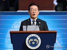 President Lee Jae Myung delivers an address during a ceremony marking the 77th anniversary of Armed Forces Day at the Gyeryongdae military headquarters, some 140 kilometers south of Seoul, on Oct. 1, 2025. (Yonhap)