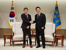 President Lee Jae Myung (R) shakes hands with OpenAI CEO Sam Altman during their meeting at the presidential office in Seoul on Oct. 1, 2025. (Yonhap)