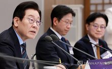 President Lee Jae Myung (L) speaks during a meeting to discuss plans to foster the semiconductor industry held at the presidential office in Seoul on Dec. 10, 2025. (Pool photo) (Yonhap)