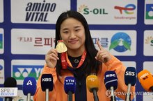 South Korean badminton player An Se-young poses with her gold medal from the women's singles event at the Badminton World Federation World Tour Finals after a media scrum at Incheon International Airport, west of Seoul, on Dec. 22, 2025. (Yonhap)