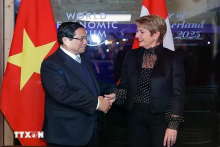 Prime Minister Pham Minh Chinh (L) holds talks with and Swiss President Karin Keller-Sutter in Davos on January 21, 2025 (Photo: VNA)