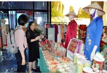 Visitors at a booth introducing Vietnamese products (Photo: VNA)
