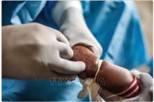 Healthcare workers are treating a young child infected with mpox in Nyiragongo, North Kivu, Democratic Republic of the Congo, on August 15, 2024. (Photo: Xinhua/VNA)