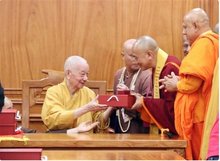 Venerable Thich Tri Quang, the Supreme Patriarch of the Patronage Council of the Vietnam Buddhist Sangha (VBS) presents gifts to heads of international Buddhist delegations attending Vesak 2025. (VNA)