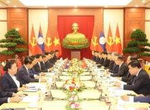 Top leaders of Vietnam and Laos hold talks in Hanoi