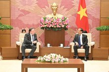 Vice Chairman of the Vietnam's National Assembly Tran Quang Phuong (R) and US Ambassador to Vietnam Marc E. Knapper in Hanoi on July 21 (Photo: VNA)