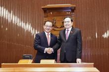 Vietnamese NA Chairman holds talks with Singaporean top legislator