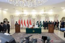 President Prabowo Subianto (fourth left) and Pakistani Prime Minister Shehbaz Sharif (right) at the Prime Minister's official residence in Islamabad, Pakistan, Tuesday (December 9, 2025). 