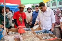 Minister of MSMEs Maman Abdurrahman visited the Kuala Simpang Morning Market in Aceh Tamiang District on December 30, 2025. 