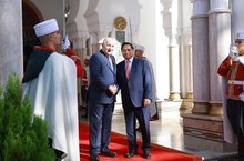 Prime Minister Pham Minh Chinh (right) meets with Algerian President Abdelmadjid Tebboune in Algiers on November 19 afternoon. (Photo: VNA)