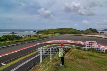 A workers standing in 360 Hills of Pertamina Mandalika International Street Circuit in Pujut subdistrict, Central Lombok, W Nusa Tenggara, Friday (Jan 28, 2022). (ANTARA FOTO/Ahmad Subaidi/wsj)