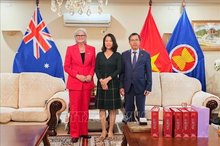 ietnamese Ambassador to Australia Pham Hung Tam (R) and his spouse meet with Australian Governor-General Sam Mostyn. (Photo: VNA)