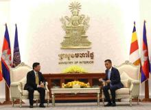 Cambodian Deputy Prime Minister and Minister of Interior Sar Sokha (R) and Vietnamese Ambassador to Cambodia Nguyen Huy Tang (Photo: VNA)